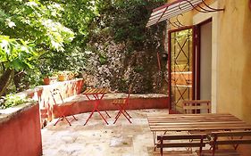Maison Au Coeur De Fontaine De Vaucluse, Nichee Sur Le Rocher Et Surplombant La Sorgue