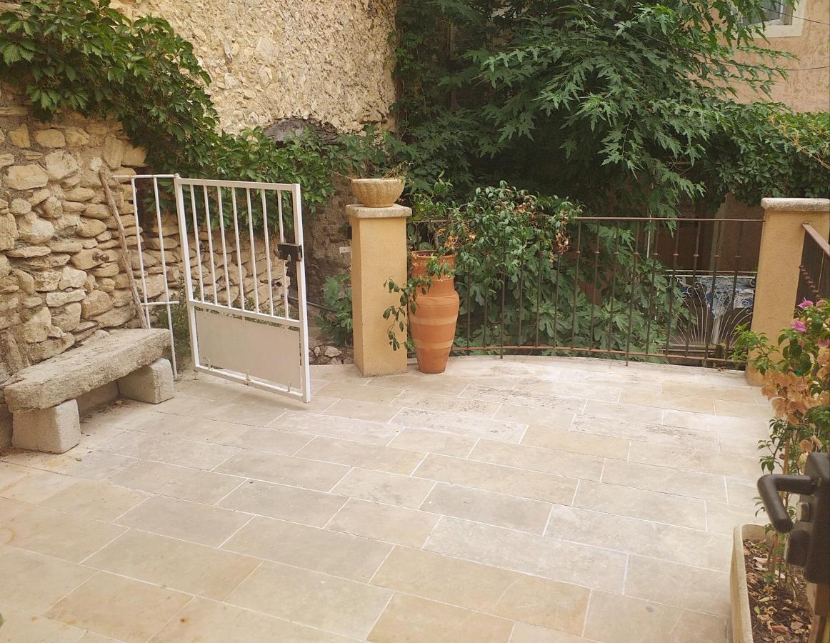Maison Au Coeur De Fontaine De Vaucluse, Nichee Sur Le Rocher Et Surplombant La Sorgue Buitenkant foto