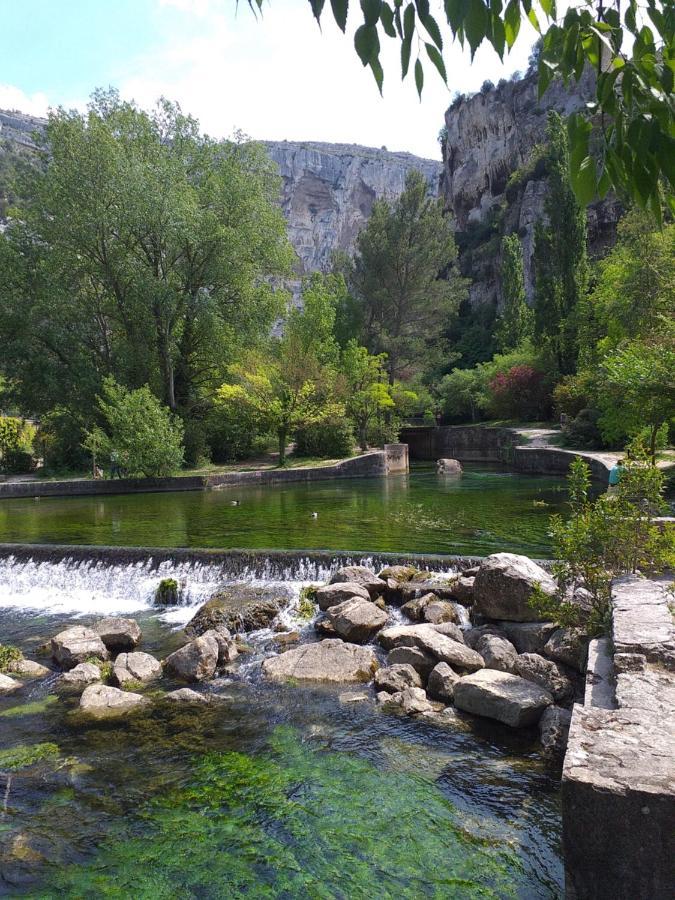 Maison Au Coeur De Fontaine De Vaucluse, Nichee Sur Le Rocher Et Surplombant La Sorgue Buitenkant foto